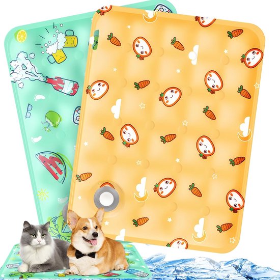 Twee koelmatten, één geel met wortels en schattige gezichtjes, één groen met fruit. Een kat en corgi liggen op de groene mat.