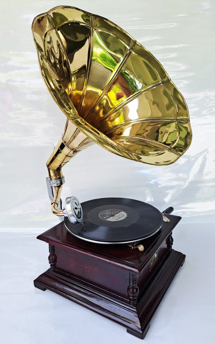 Grammofoon decoratie platenspeler GMP12100 met plaat - lengte 30,5 x breedte 30,5 cm, hoogte 61 cm Retro platenspeler Vierkant kan echt rond draaien- Ouderwetse slinger motor 78 Toeren - A BRASS MOUNTED SQUARE GRAMOPHONE