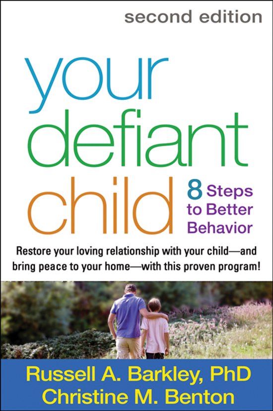 Boek "Your Defiant Child", tweede editie. Een vader en zoon lopen hand in hand door een veld.