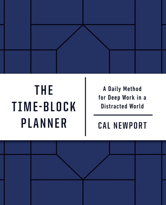 De kaft van 'The Time-Block Planner' met de tekst 'A Daily Method for Deep Work in a Distracted World' door Cal Newport op een donkerblauwe achtergrond met een geometrisch patroon.