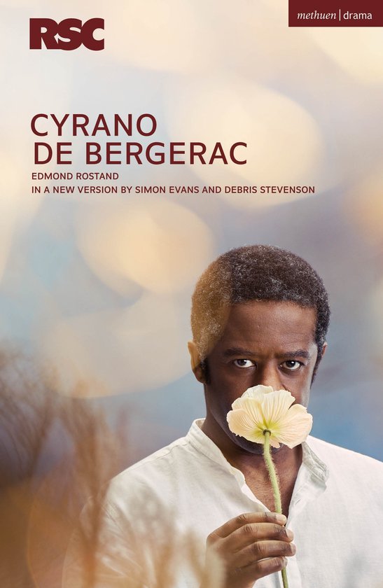 Boekomslag van Cyrano de Bergerac met een man die een bleke bloem voor zijn gezicht houdt tegen een wazige achtergrond.