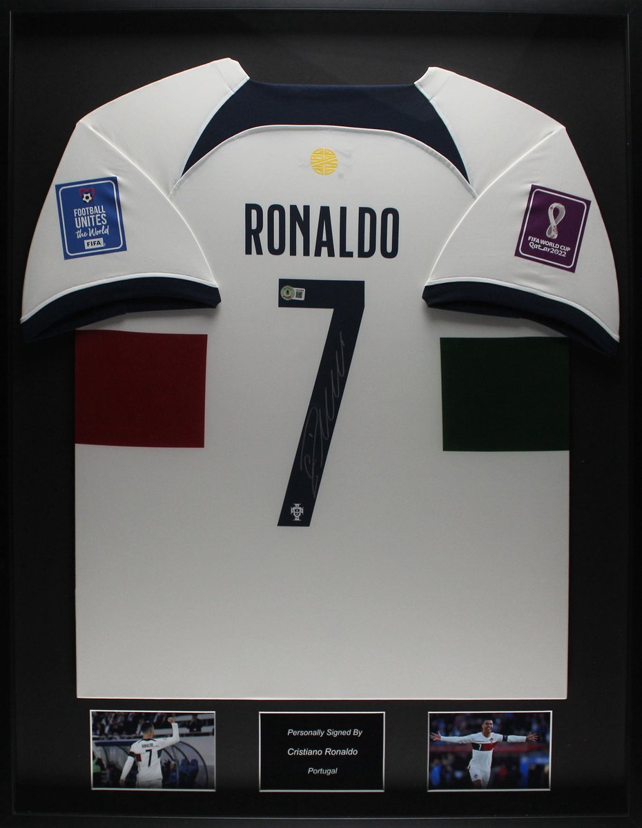 Cristiano Ronaldo gesigneerd Portugal 22/23 ingelijst uit shirt