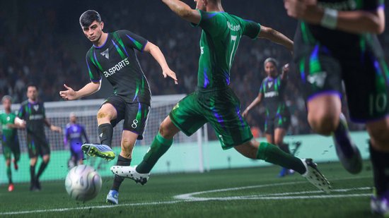 Voetbalwedstrijd in actie. Speler met nummer 8 in zwart-groen tenue dribbelt de bal langs een tegenstander.