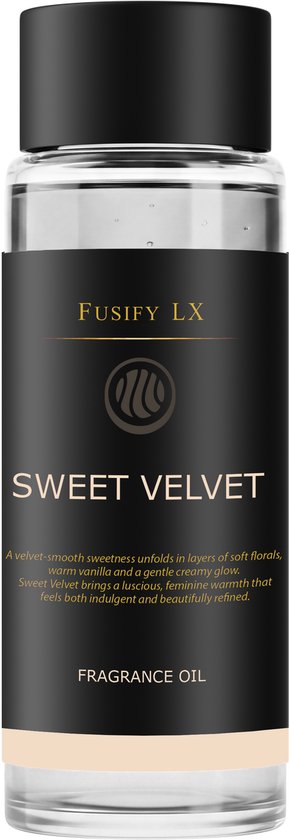 Flesje 'Sweet Velvet' Fusify LX, een geurolie met een zwart etiket waarop de productnaam staat. De vloeistof is licht van kleur.