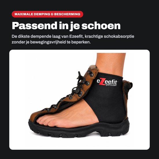 Zwarte Ezeefit enkelbrace, gedragen in een hoge bruine schoen. Maximale demping en schokabsorptie.