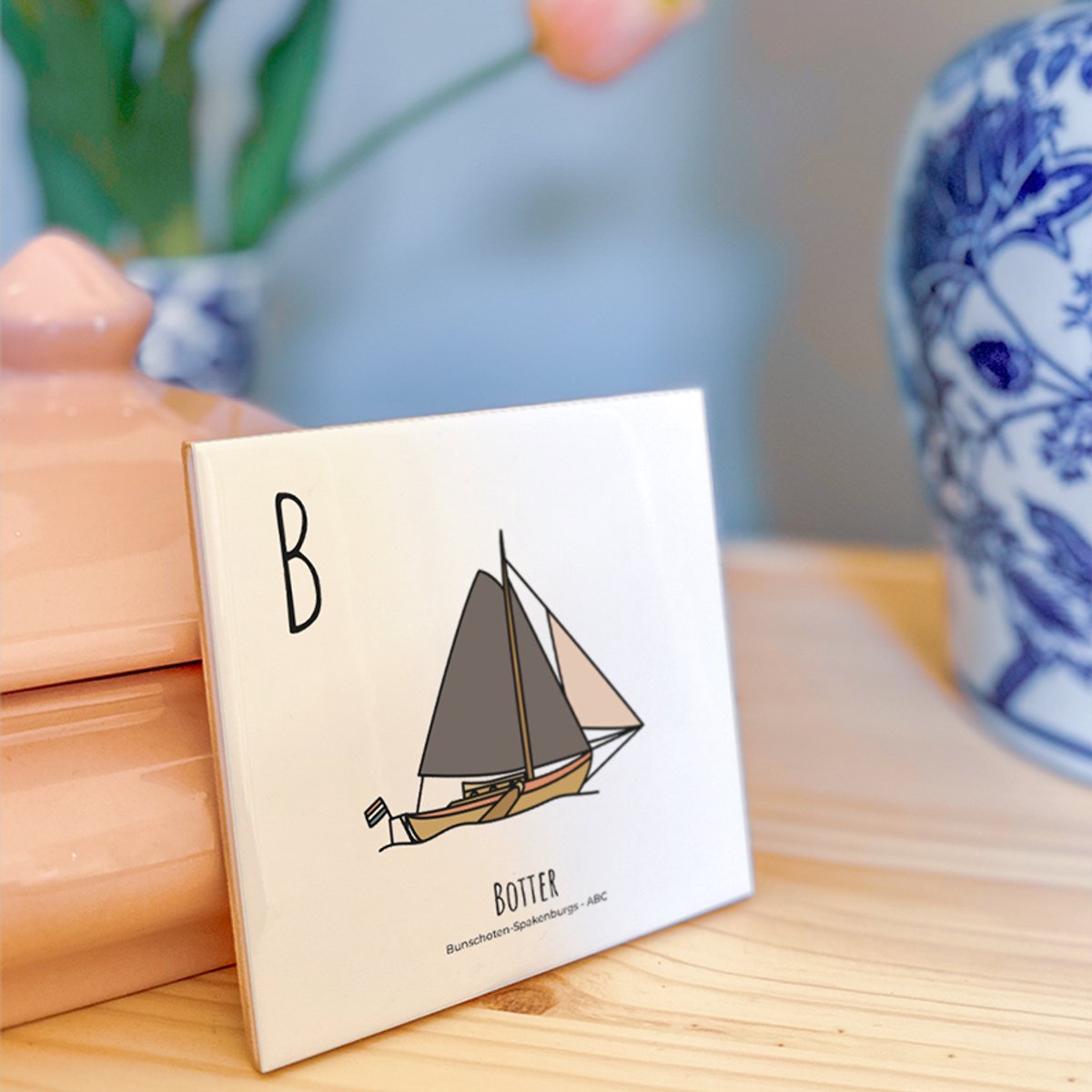 Botter - ABC tegeltje Bunschoten-Spakenburg - Keramiek met Handgetekende Illustratie - Wanddecoratie - Woondecoratie - Relatiegeschenk - Souvenir - 10,8 x 10,8 cm