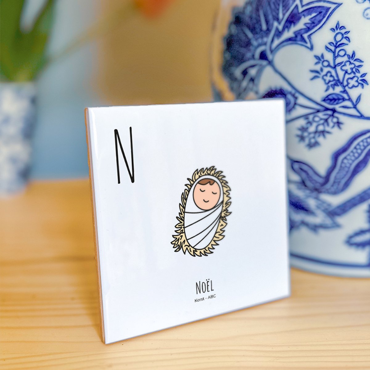 Noël - ABC tegeltje Kerst - Keramiek met Handgetekende Illustratie - Wanddecoratie - Woondecoratie - Relatiegeschenk - Souvenir - 10,8 x 10,8 cm