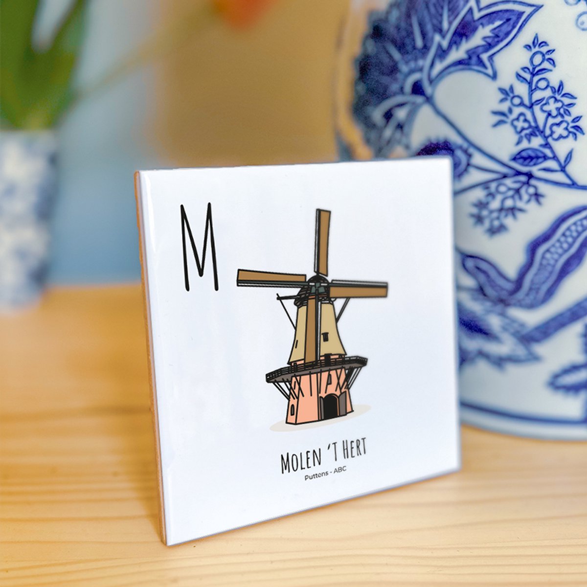 Molen ‘T Hert - ABC tegeltje Putten - Keramiek met Handgetekende Illustratie - Wanddecoratie - Woondecoratie - Relatiegeschenk - Souvenir - 10,8 x 10,8 cm