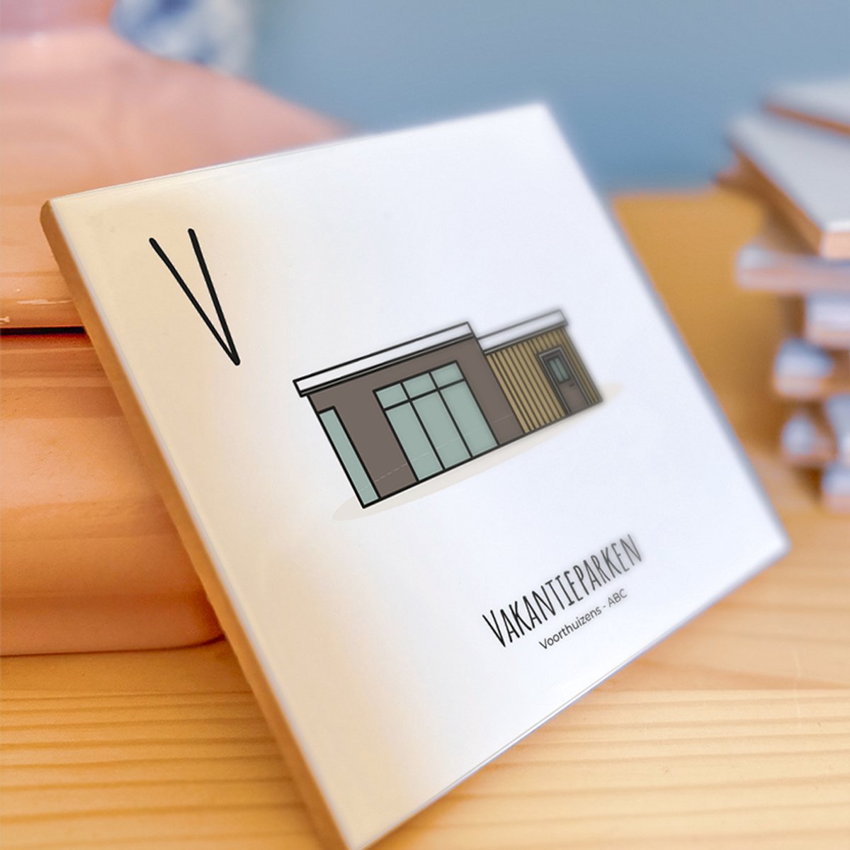 Vakantieparken - ABC tegeltje Voorthuizen - Keramiek met Handgetekende Illustratie - Wanddecoratie - Woondecoratie - Relatiegeschenk - Souvenir - 10,8 x 10,8 cm