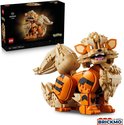 LEGO Arcanine figuur, zittend, naast een LEGO display box met Pokémon branding.