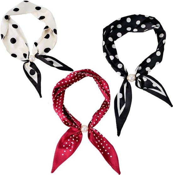 Drie kleine sjaals met polkadotpatroon: wit met zwart, zwart met wit, en bordeauxrood met wit, elk met een parel.