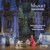 Toneelopname van Don Giovanni van Mozart met zes artiesten in historische kostuums, op een barok podium.