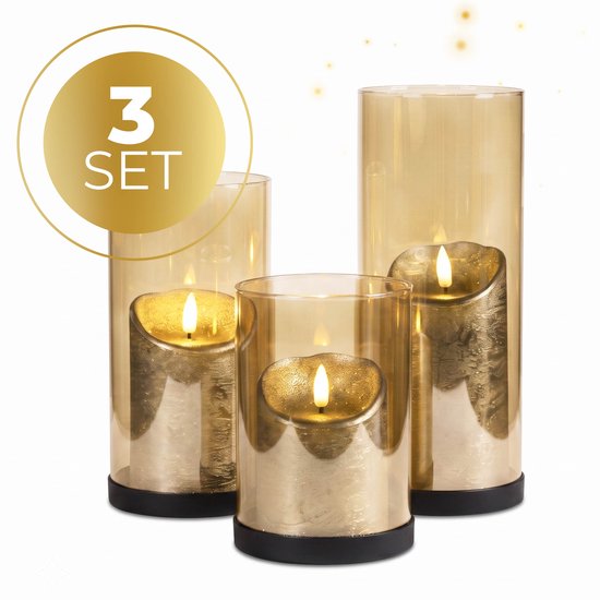 Ensemble de trois bougeoirs en verre avec des bougies dorées allumées et une base en métal noir.