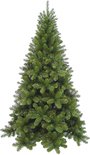 Een groene kunstkerstboom met een volle, taps toelopende vorm, geïsoleerd op een witte achtergrond.