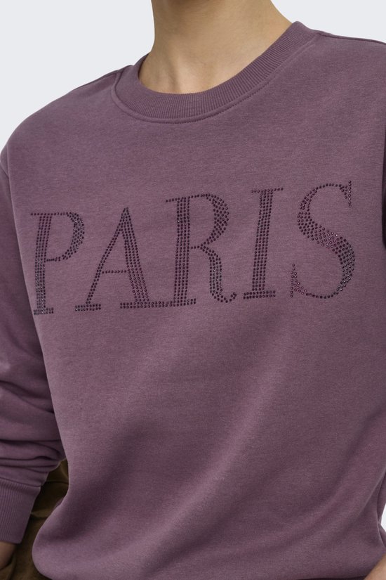 Paarse sweater met "PARIS" belettering van steentjes op de borst.