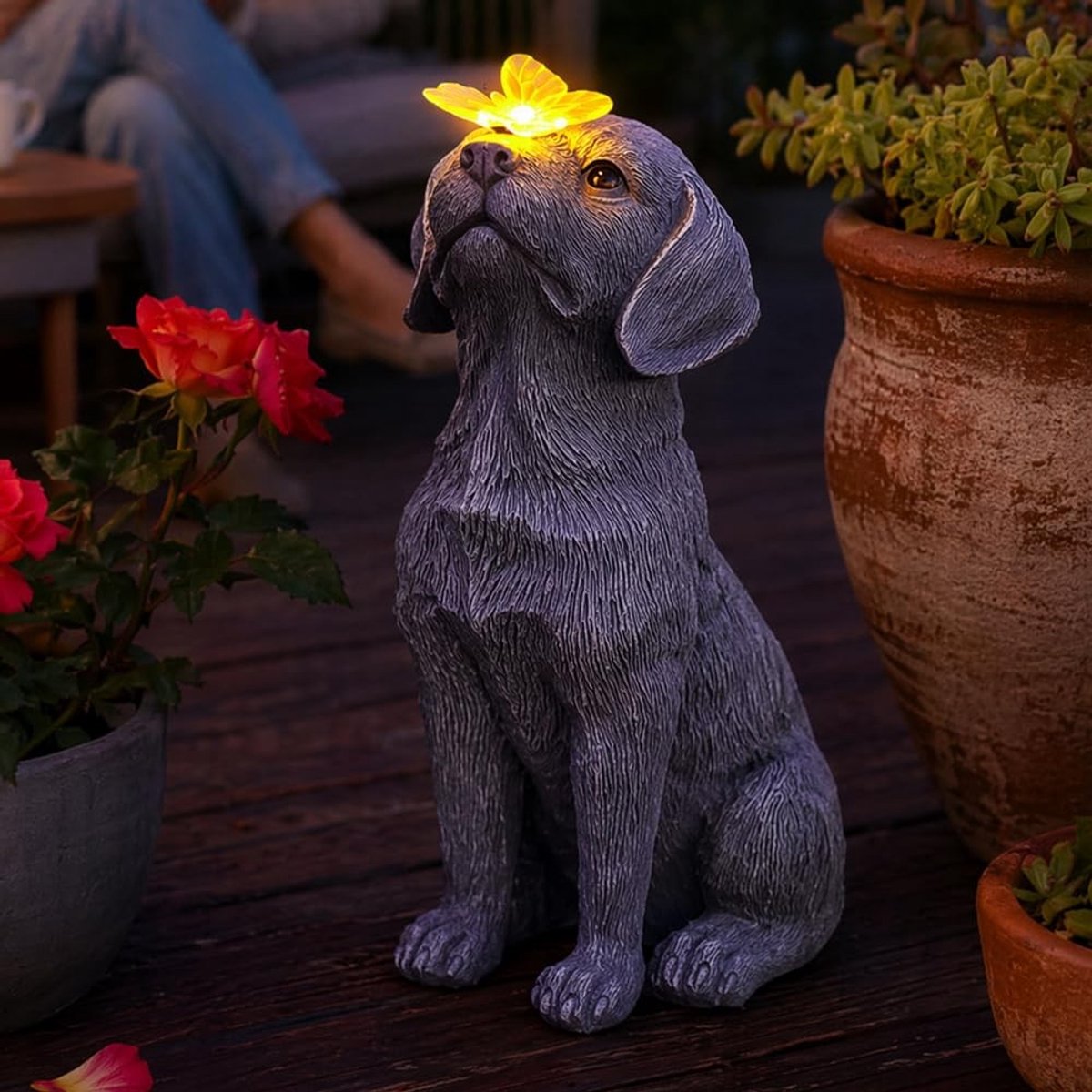 Omgoods - Handgemaakt Hond Tuinfiguur op Zonne-energie met Lantaarn