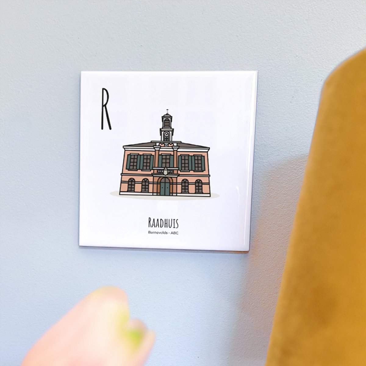 Raadhuis - ABC tegeltje Barneveld - Keramiek met Handgetekende Illustratie - Wanddecoratie - Woondecoratie - Relatiegeschenk - Souvenir - 10,8 x 10,8 cm