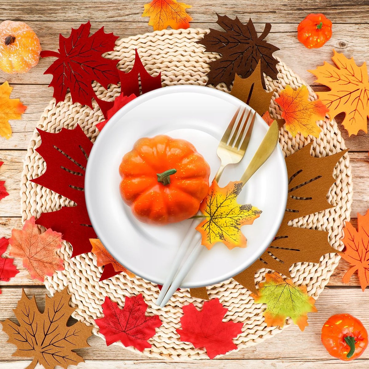 Omgoods- Tafelplacemats 34 x 33 cm - Onderzetters 13 x 13 cm - Vilt Antislip - Herfstthema - Set van 5 - Esdoornblad Ontwerpen - Tafelonderzetters
