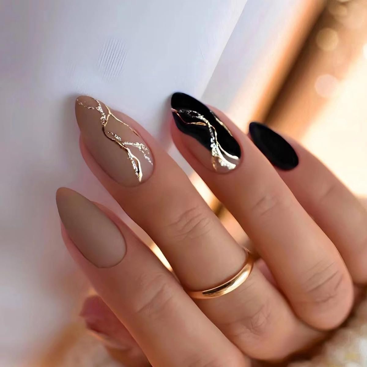 24 stuks mandelnagels om op te drukken, middelgroot, kunstnagels, mat zwart, kunstnagels met gouden glitterstrepen design, acrylnagels, manicure