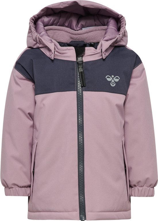 Roze jas met donkergrijs borstblok, rits en capuchon.