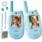 Twee lichtblauwe Aventry video walkie talkies, elk met een scherm dat kinderen toont. Inclusief accessoires.