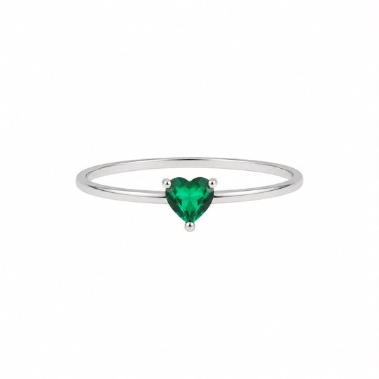 Zilveren ring met een groene hartvormige zirkonia steen.