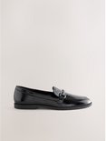 Zwarte glanzende loafer met zilverkleurige gesp.