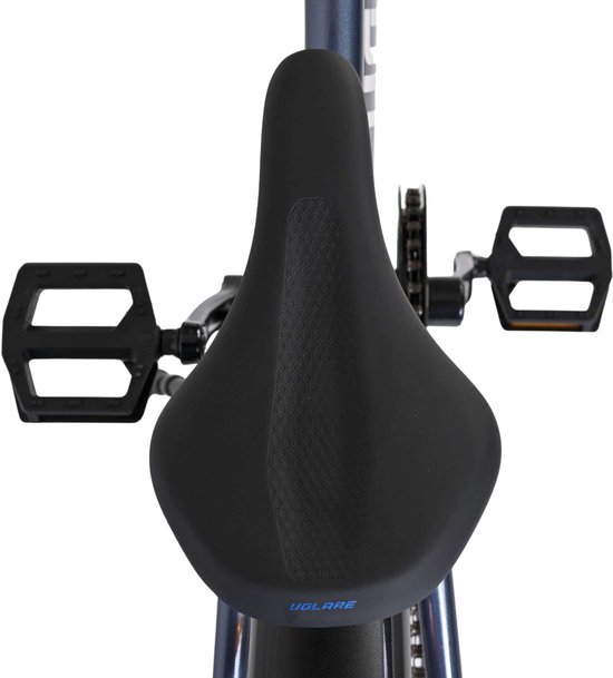 Zwart fietszadel met zeshoekig patroon en zwarte pedalen op een blauwe en grijze kinderfiets.