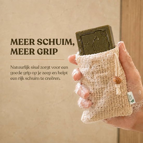 Hand met een groen zeepblok in een naturel sisal zakje, creëert veel schuim.