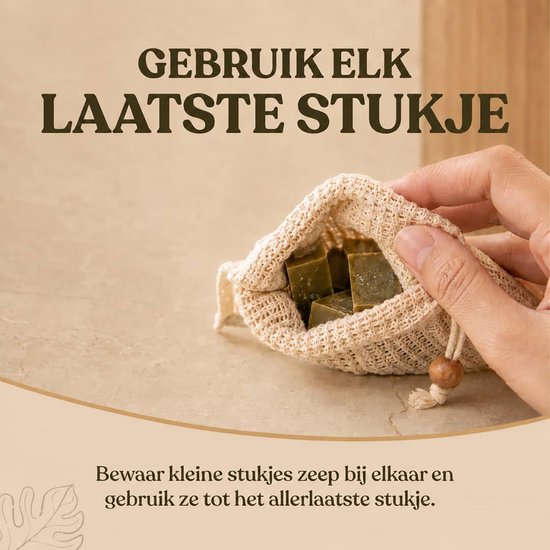 Hand die een naturel sisal zeepzakje met kleine groene zeepstukjes erin vasthoudt.