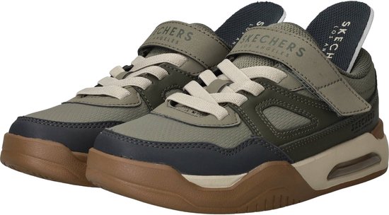 Paar groene Skechers sneakers met beige veters, bruine en donkerblauwe details.