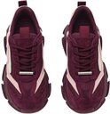 Bordeauxrode Steve Madden sneakers met roze en crèmekleurige accenten, van bovenaf gezien.