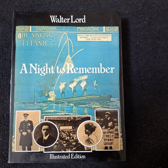 A Night to Remember boekhoes met blauwe illustratie van de zinkende Titanic en historische zwart-witfoto's.