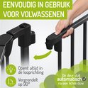 Hand opent een zwart metalen hek met een drukknop. Tekst: 'EENVOORDIG IN GEBRUIK VOOR VOLWASSENEN'.