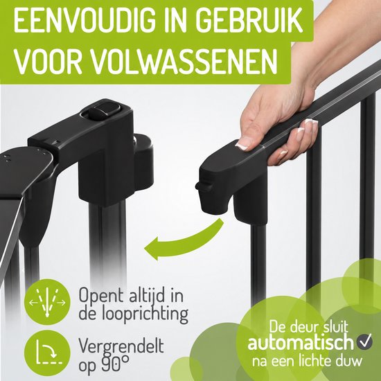 Hand opent een zwart metalen hek met een drukknop. Tekst: 'EENVOORDIG IN GEBRUIK VOOR VOLWASSENEN'.