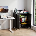 Zwarte kast met open deuren in een thuiskantoor. Bevat een printer, mappen en opbergdozen.