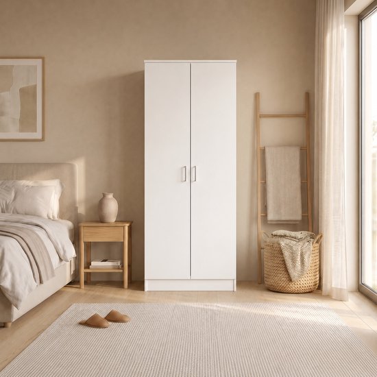 Haute armoire blanche à 2 portes et 2 poignées dans une chambre.