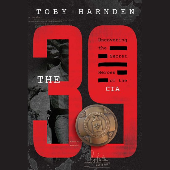 Boekomslag: 'The 39' door Toby Harnden met rode tekst, een CIA-medaille en archiefdocumenten op een zwarte achtergrond.