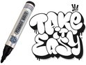 Zilverkleurige permanente marker naast een zwarte tekst "TAKE IT EASY" in graffiti-stijl.