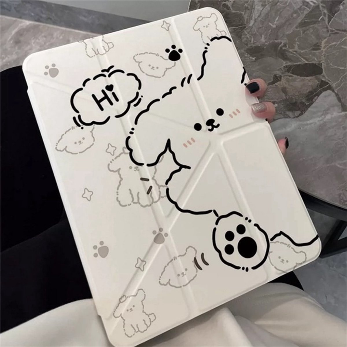 Casalora Tablet Hoes – Geschikt voor Apple iPad 11 A16 11 inch (2025) – Met Pennenhouder – Y-vormige Vouw – Witte puppy