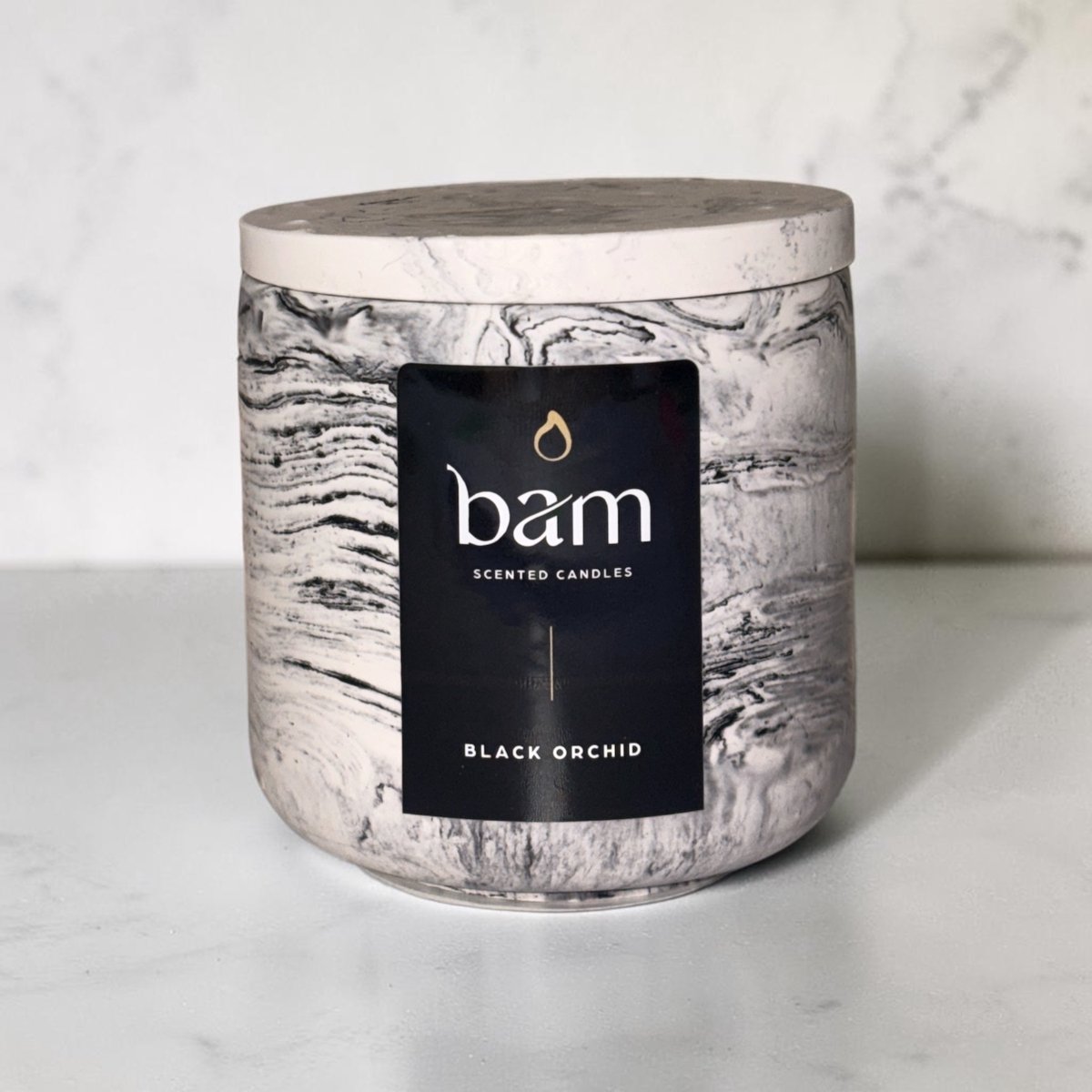 Bam Kaarsen Black Orchid Geurkaars – Zonnebloemwas – Houten Lont – Zwart Gemarmerd Rond Potje met Deksel – 140 g - zwarte orchidee