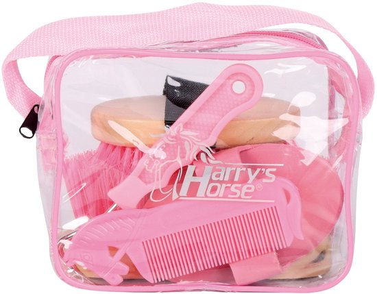Transparante tas met roze poetsspullen: borstel, kam, hoevenkrabber, spons en meer.