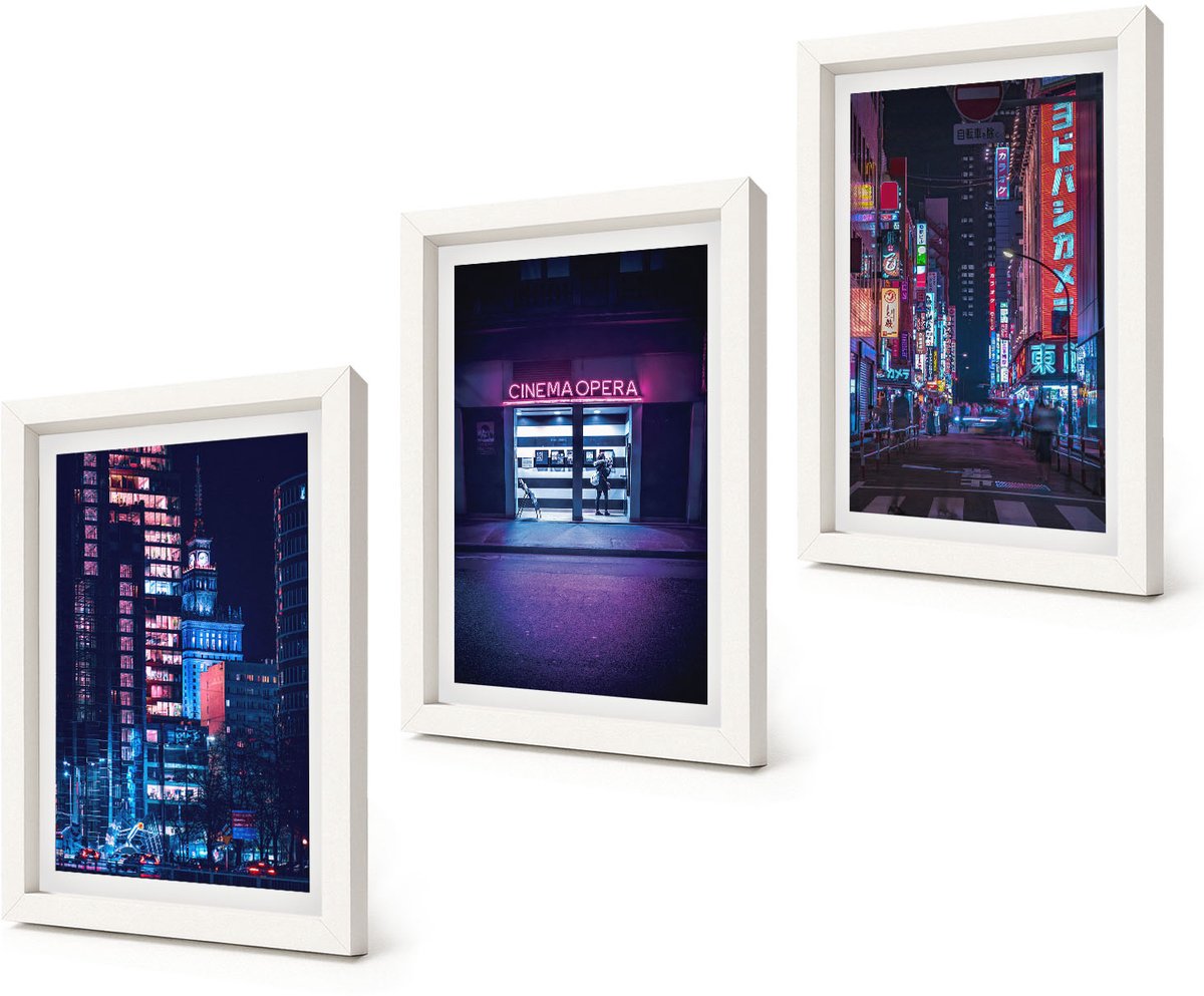 Coloray 3-Delige Schilderij Set - Nachtstad met neonlichten en bioscoopingang - 20x30 - Stijlvolle Muurdecoratie - Slaapkamer - Decoratieve Schilderijen