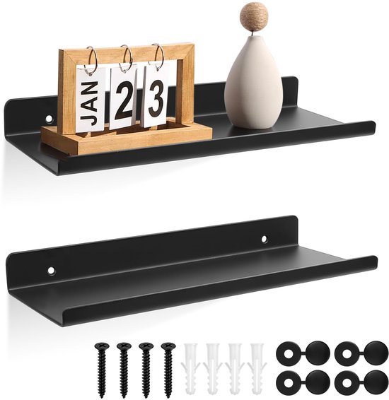 Twee zwarte metalen wandplanken met bevestigingsschroeven, pluggen en afdekkapjes, getoond met houten kalender en vaas.