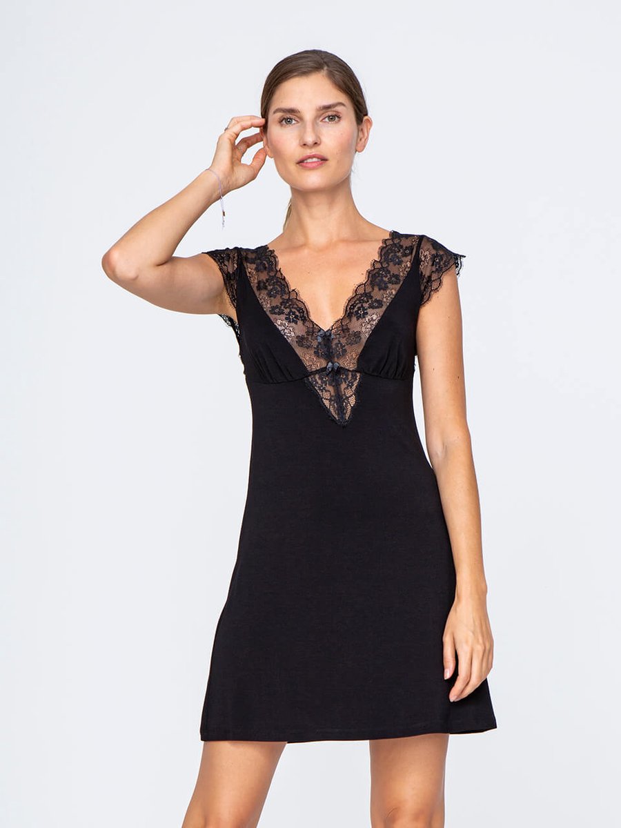 Flatteuze en betoverende chemise in zwart