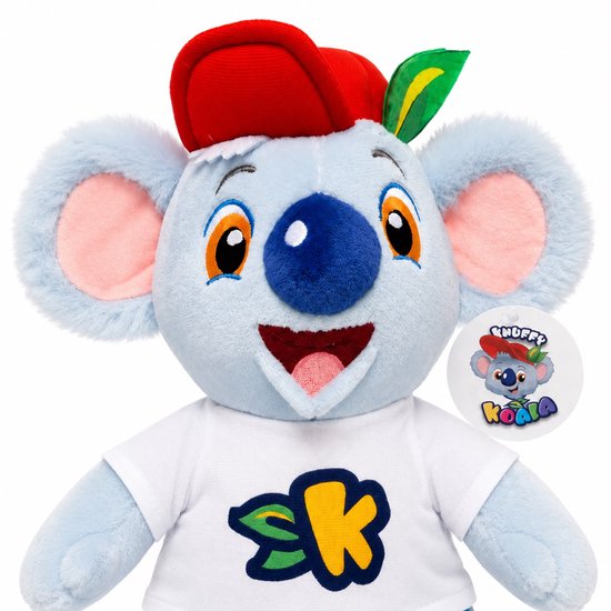 Close-up van lichtblauwe pluche koala met rode pet, witte T-shirt met 'K'-logo.