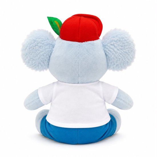 Achterkant lichtblauwe pluche koala met rode pet, witte T-shirt en blauwe broek.