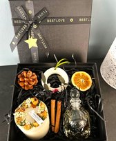 Cadeau Set - Kaars - Speciale Doos - Handgemaakte Elegante Kaars met Gedroogde Rozen - en Geurkaars voor Garderobe (Wit) + Rietverspreiderparfum - Geschenk Set - Geur Kaars - Sham's Art
