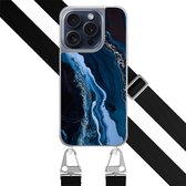 Hoesje met zwart koord - Geschikt voor iPhone 15 Pro - Marmer lagoon blauw - Verstelbaar & verwisselbaar koord - TPU backcover - Blauw - Leuke Telefoonhoesjes