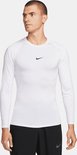 Man draagt wit Nike Pro longsleeve shirt met zwart Nike logo op de borst en zwarte shorts.